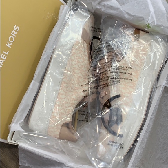 MICHAEL KORS POPPY LACE UP MINI MK LOGO PVC PINK - Picture 3 of 16